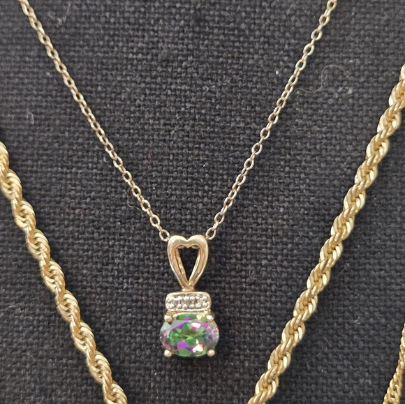 Elegant Gold Heart Pendant Necklace Set - Picture 4 of 16